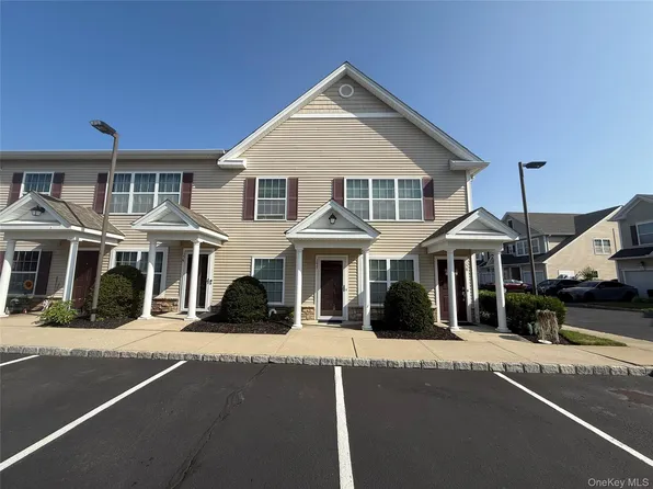 157 Wildwood Circle, Holtsville, NY 11742