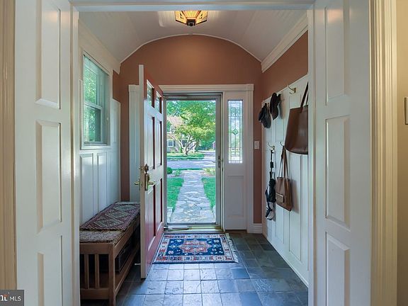 4th image of 307 Irving Dr