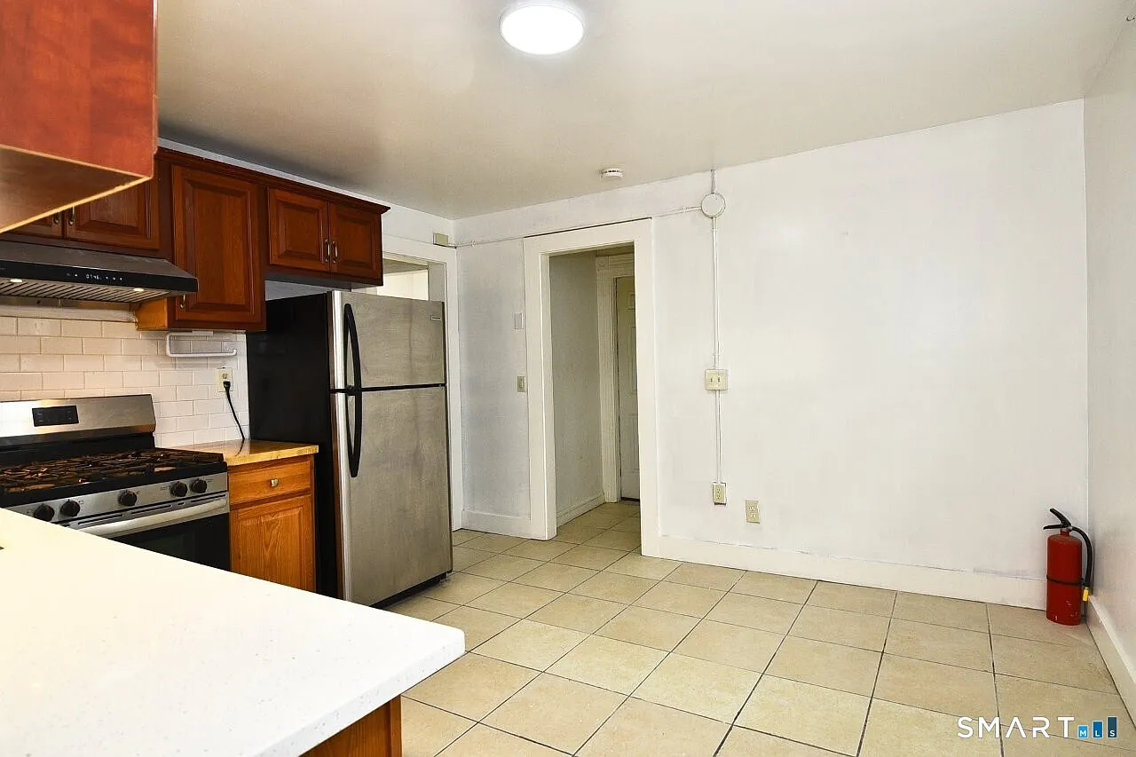 3 bed, 1.0 bath, 1200 sqft, $2,250 — Photo 4