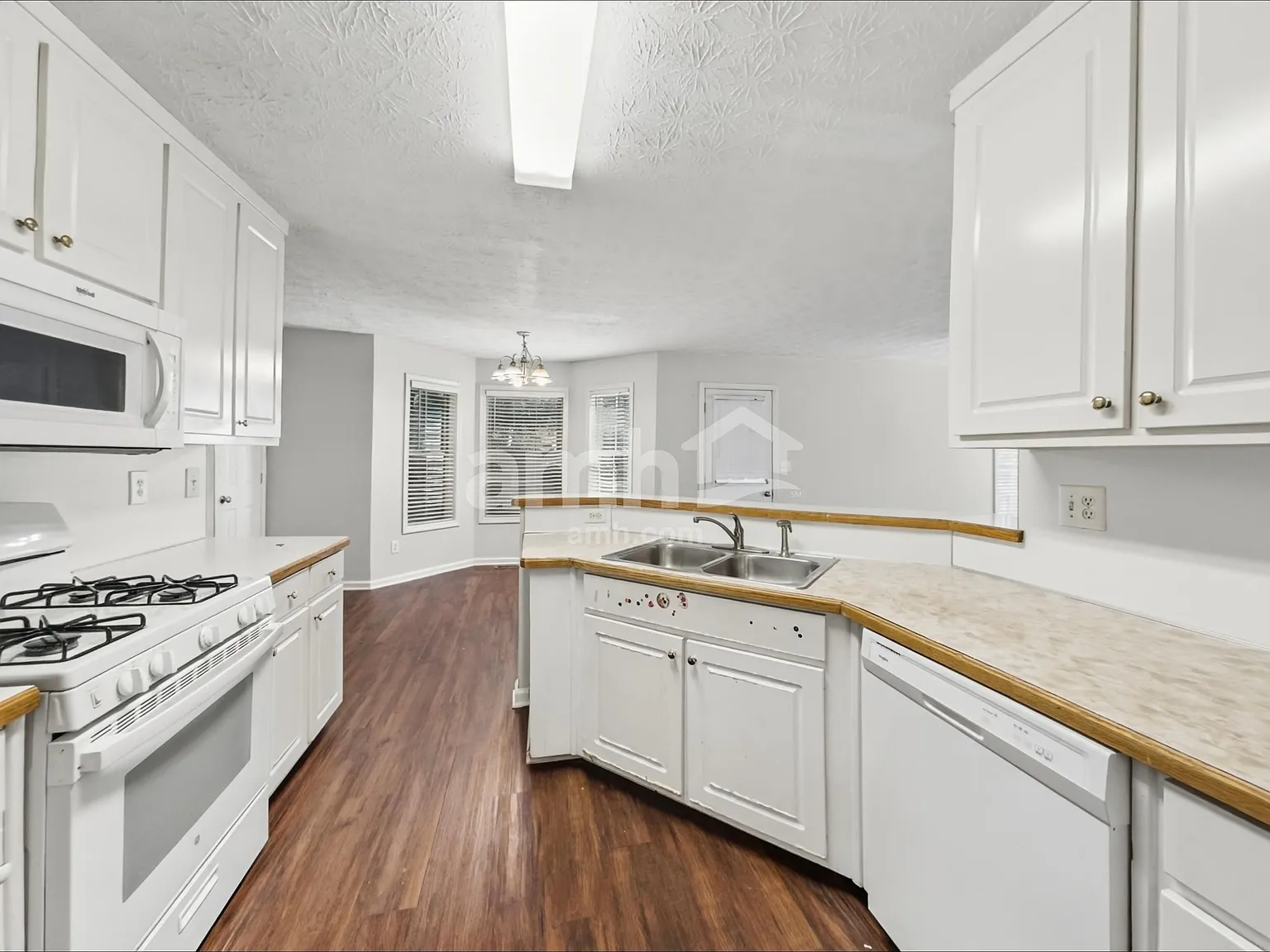4 bed, 2.5 bath, 2461 sqft, $2,370 — Photo 3