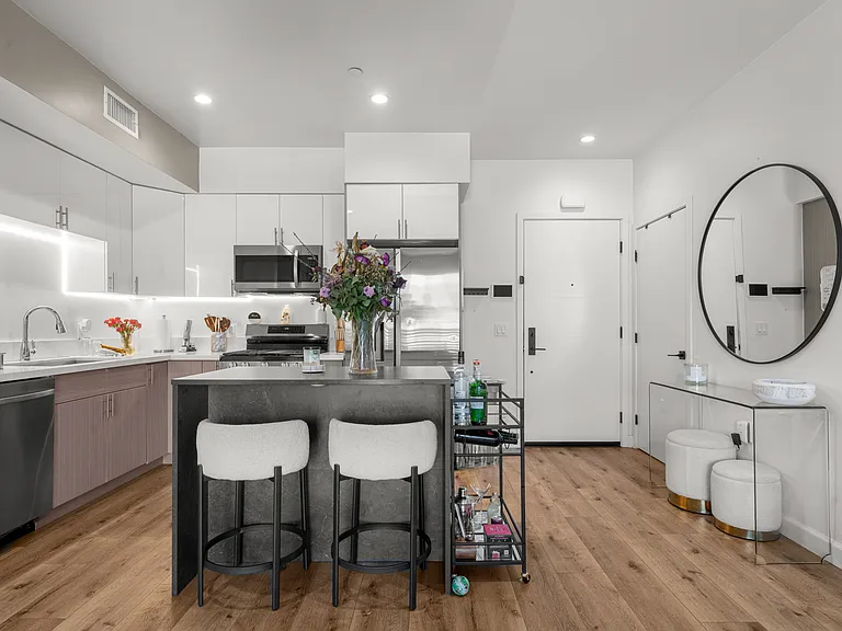 10247 Variel Ave — Photo 9