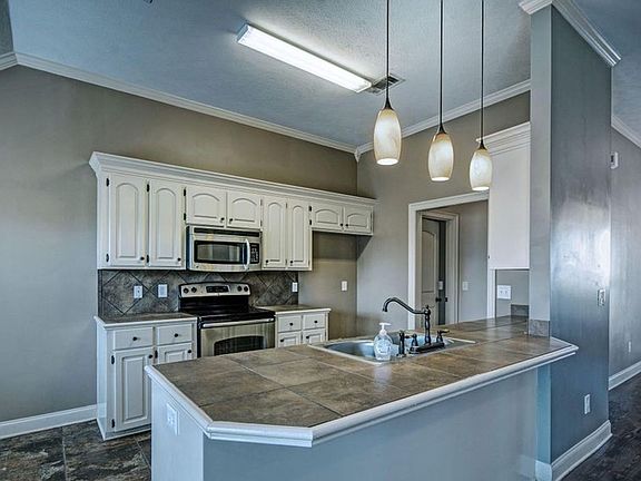 5th image of 121 Millhouse Dr