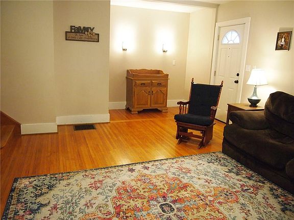 4th image of 11 Larrowe St