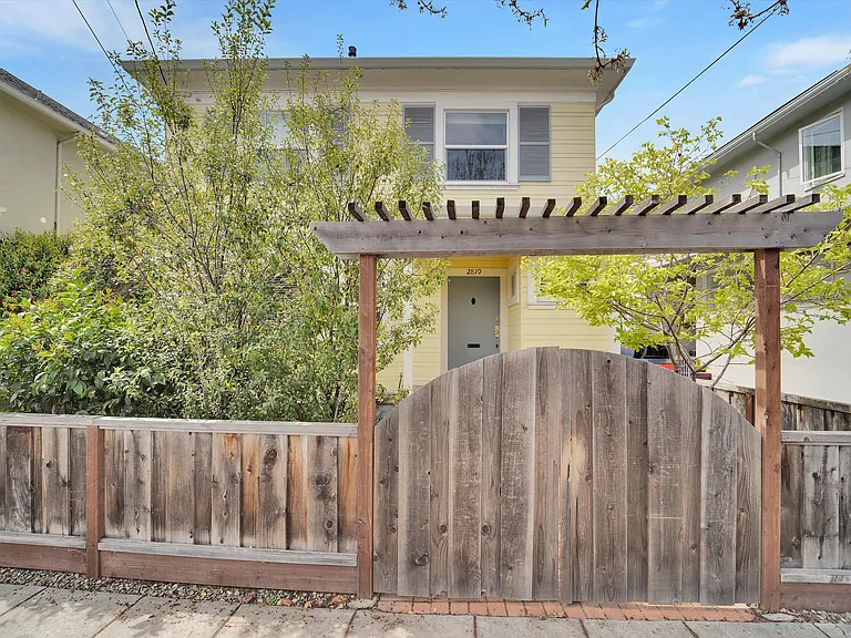 2810 Martin Luther King Jr Way — Photo 1