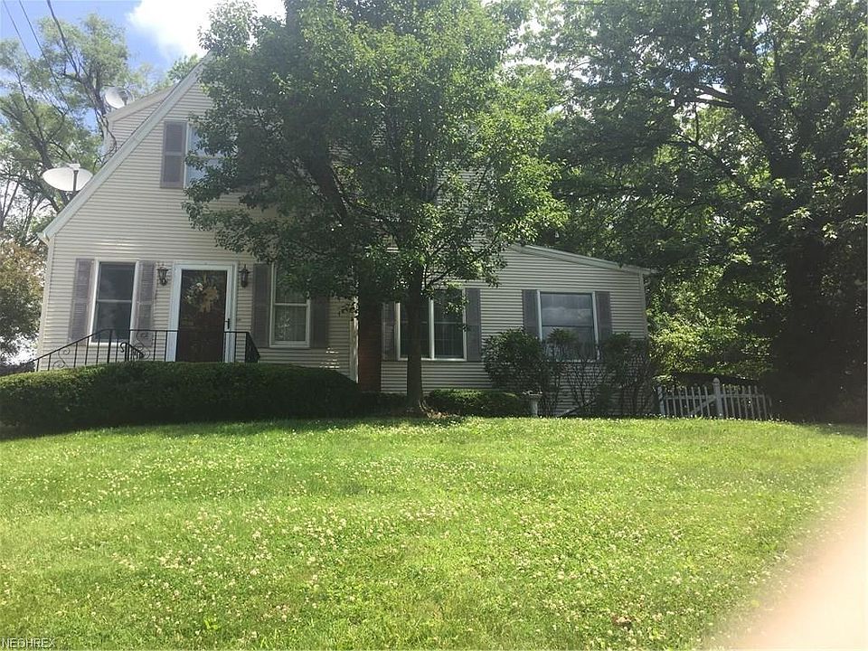 2nd image of 815 Colonial Blvd NE