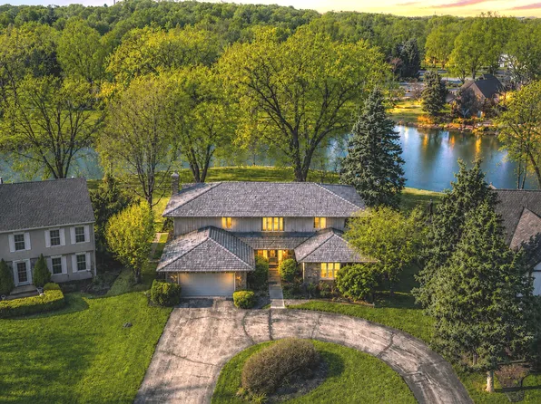 9 Buckingham Dr, Sugar Grove, IL 60554