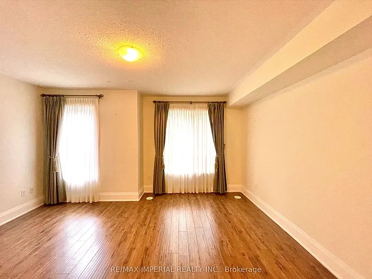5 Oakburn Cres #Townhouse 8 — Photo 9
