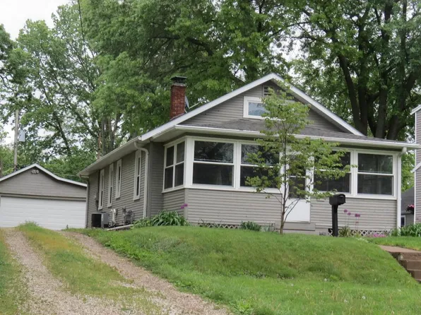 251 7th St, Silvis, IL 61282
