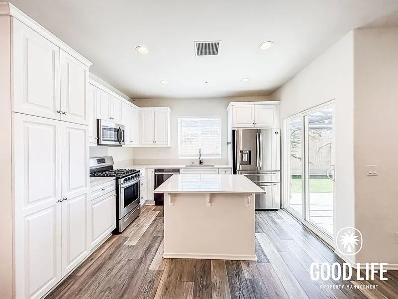 3 bed, 2.5 bath, 1504 sqft, $3,800 — Photo 3