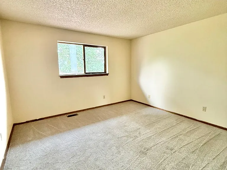 499 Forest Edge Cir — Photo 6