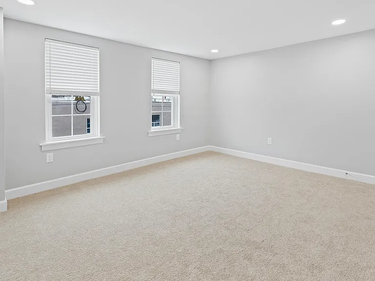 731 E Elm St — Photo 25