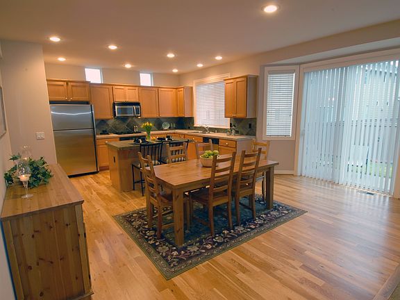 Large Eating Area off Kitchen.