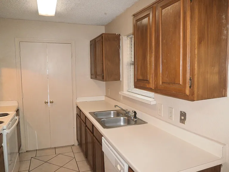 313 Bryant Ln — Photo 3