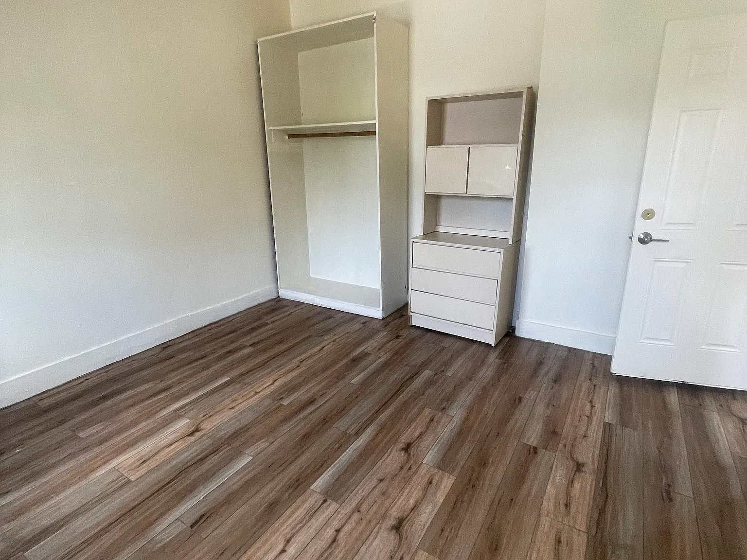 3 bed, 800 sqft, $3,700 — Photo 3