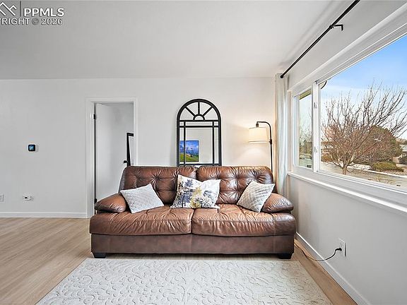 3rd image of 622 Paradise Ln