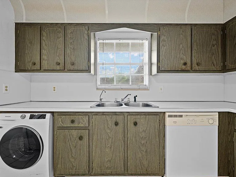 102 Amherst Ln — Photo 6