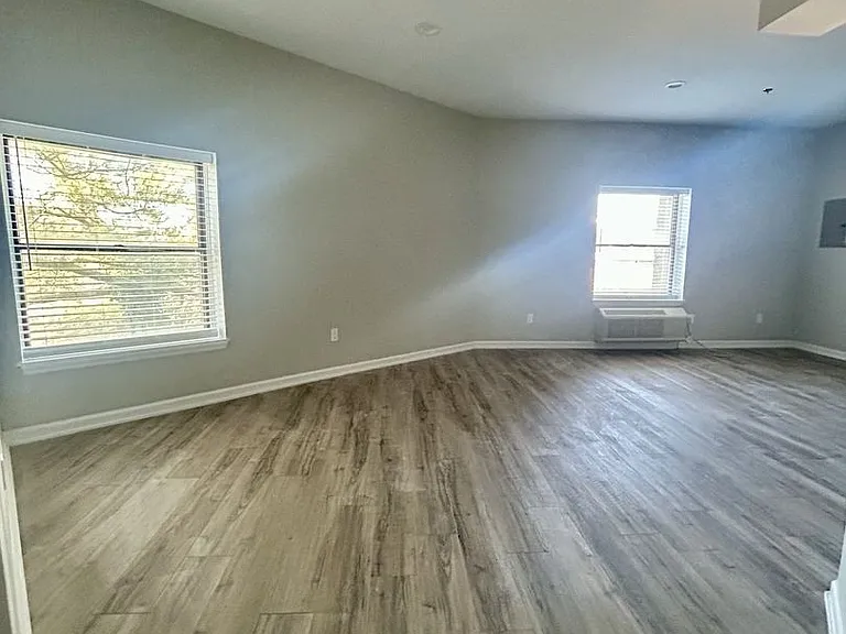 30 S Doughty Ave — Photo 4