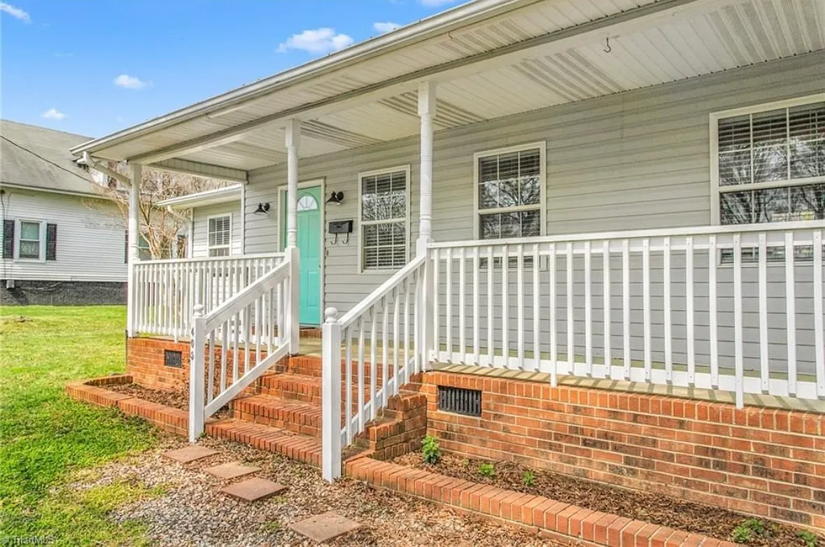 Building Photo - 405 E Oakwood St