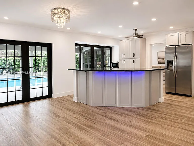 4718 Roosevelt St — Photo 3