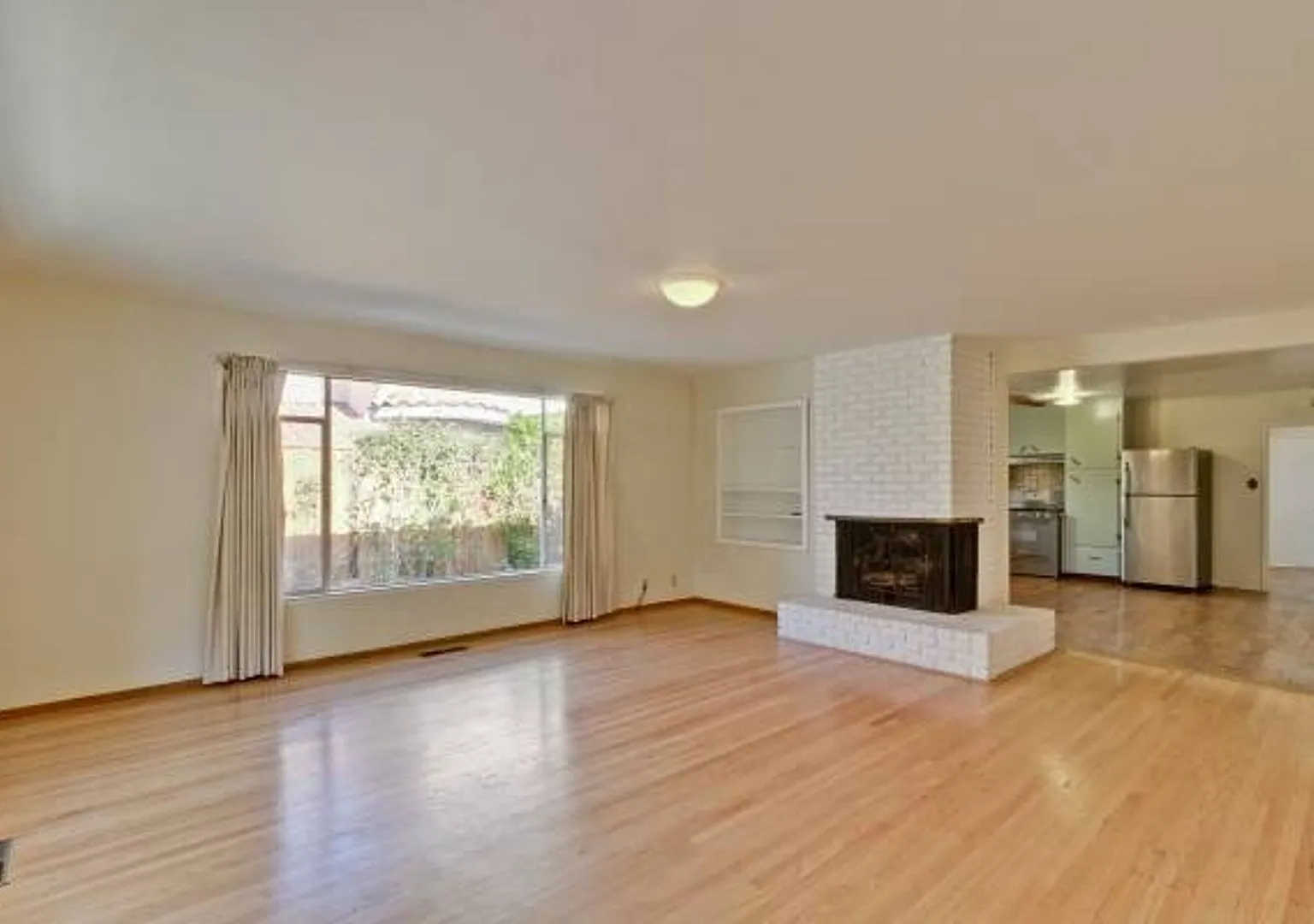 Single Story 3 Bed, 2.5 Bath Home in Wonderful Location — Photo 2
