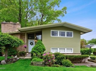 1100 Shannon Dr, Saint Joseph, MI 49085