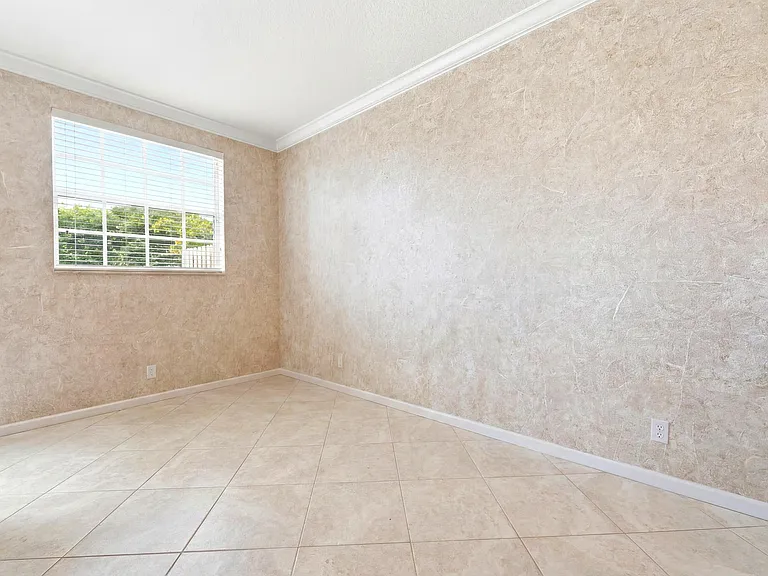556 Marbella Cir — Photo 7