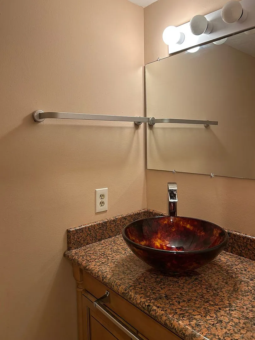 3 Bedroom Condo with Full Finished Basement for Rent — Photo 4