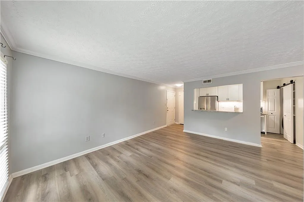 5159 Roswell Rd — Photo 3