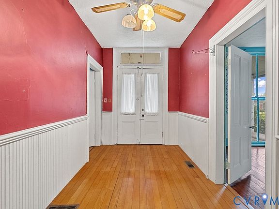 3rd image of 304 W Sycamore St