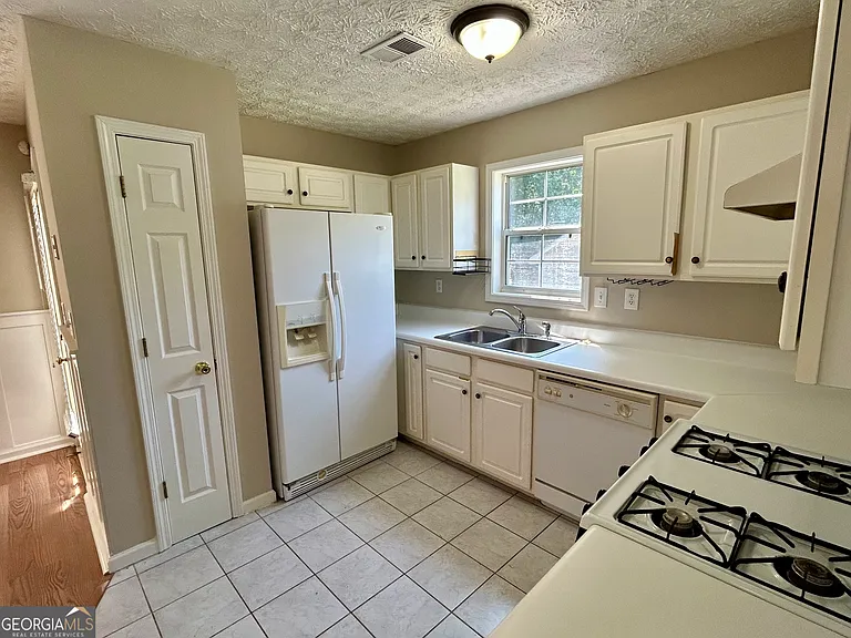 1061 Athena Ct — Photo 9