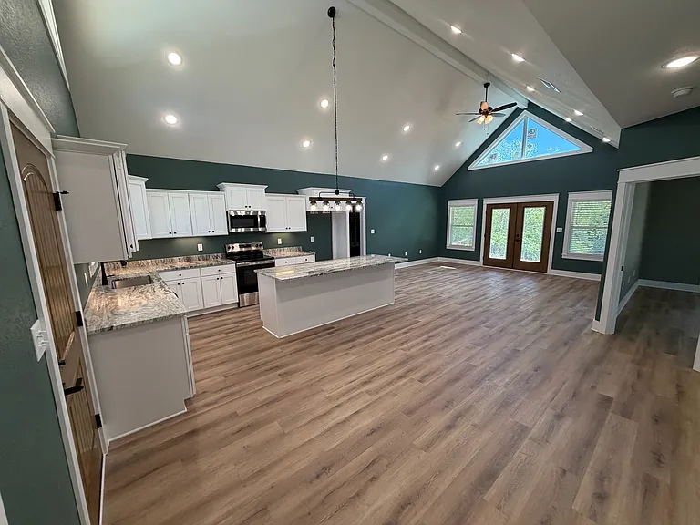 105 Adams Dr — Photo 3