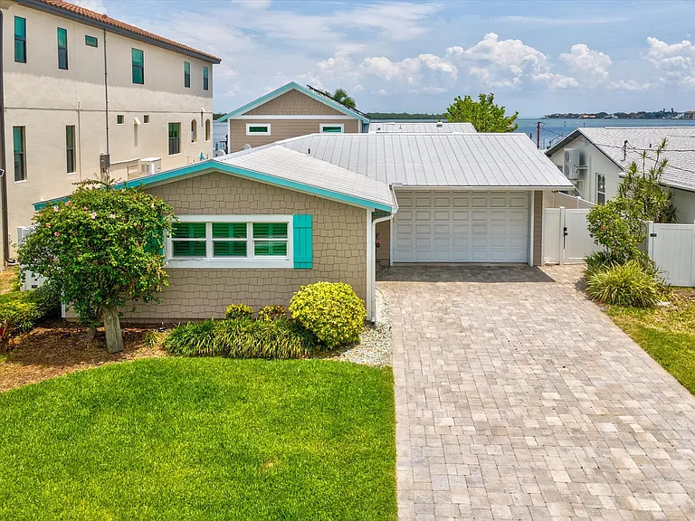 6323 Bayou Grande Blvd NE — Photo 1