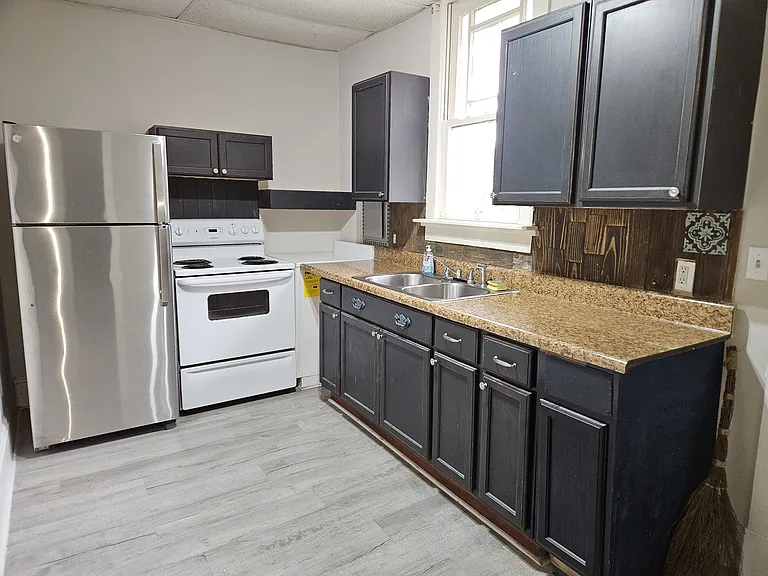 602 W 6th St #C — Photo 4