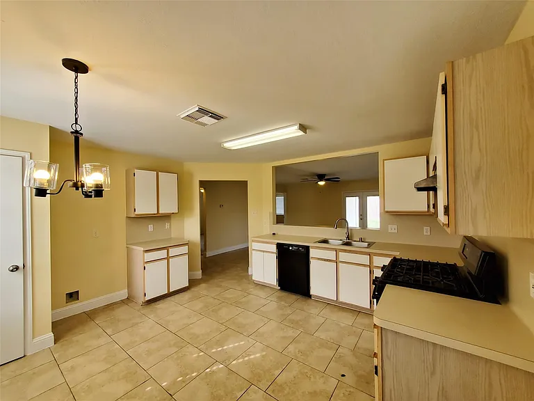 1413 Bridle Path — Photo 10