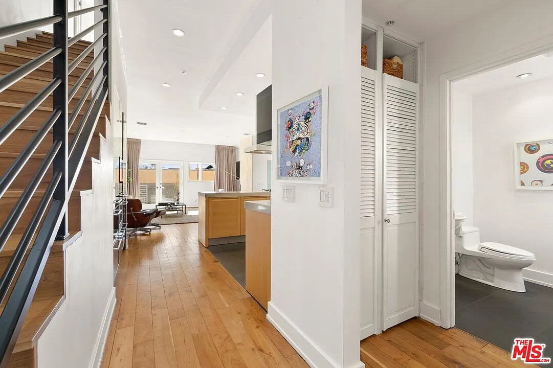 2 bed, 2.5 bath, 1652 sqft, $7,500 — Photo 2