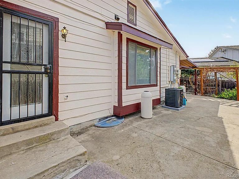 2757 S Salida St — Photo 43