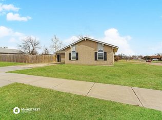 1061 NW 2nd St, Moore, OK 73160