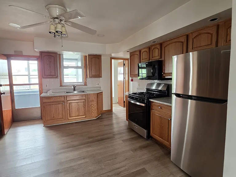 48 Lang St #3 — Photo 4