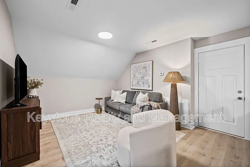 2 bed, 1.0 bath, 792 sqft, $215 — Photo 4