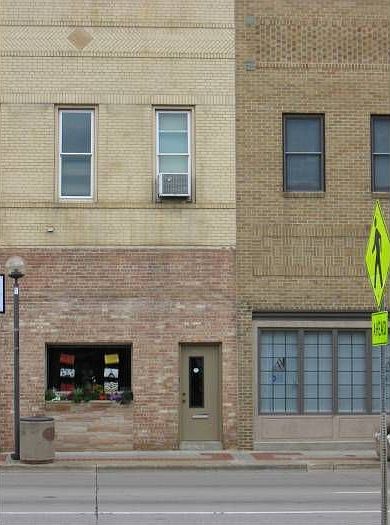 325-1/2 South Broadway