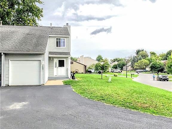 3rd image of 7467 Coachlight Ln