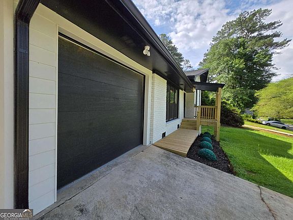 3rd image of 2400 Glenrock Dr