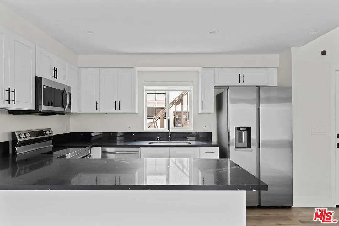 2 bed, 2.5 bath, 1300 sqft, $4,800 — Photo 4
