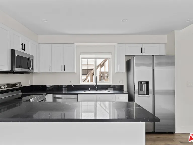 546 N Genesee Ave — Photo 4