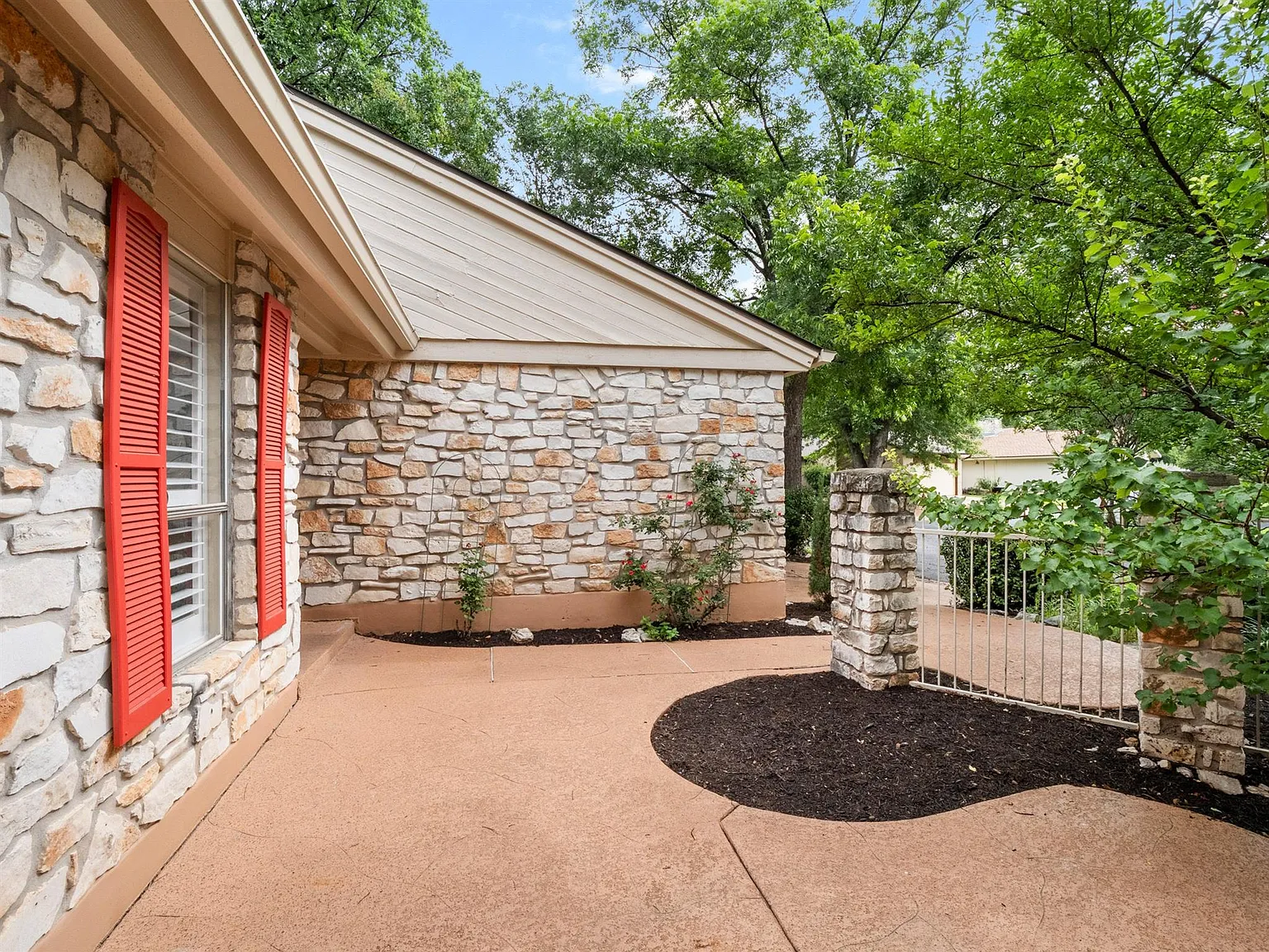 4 bed, 2.0 bath, 2083 sqft, $3,200 — Photo 3
