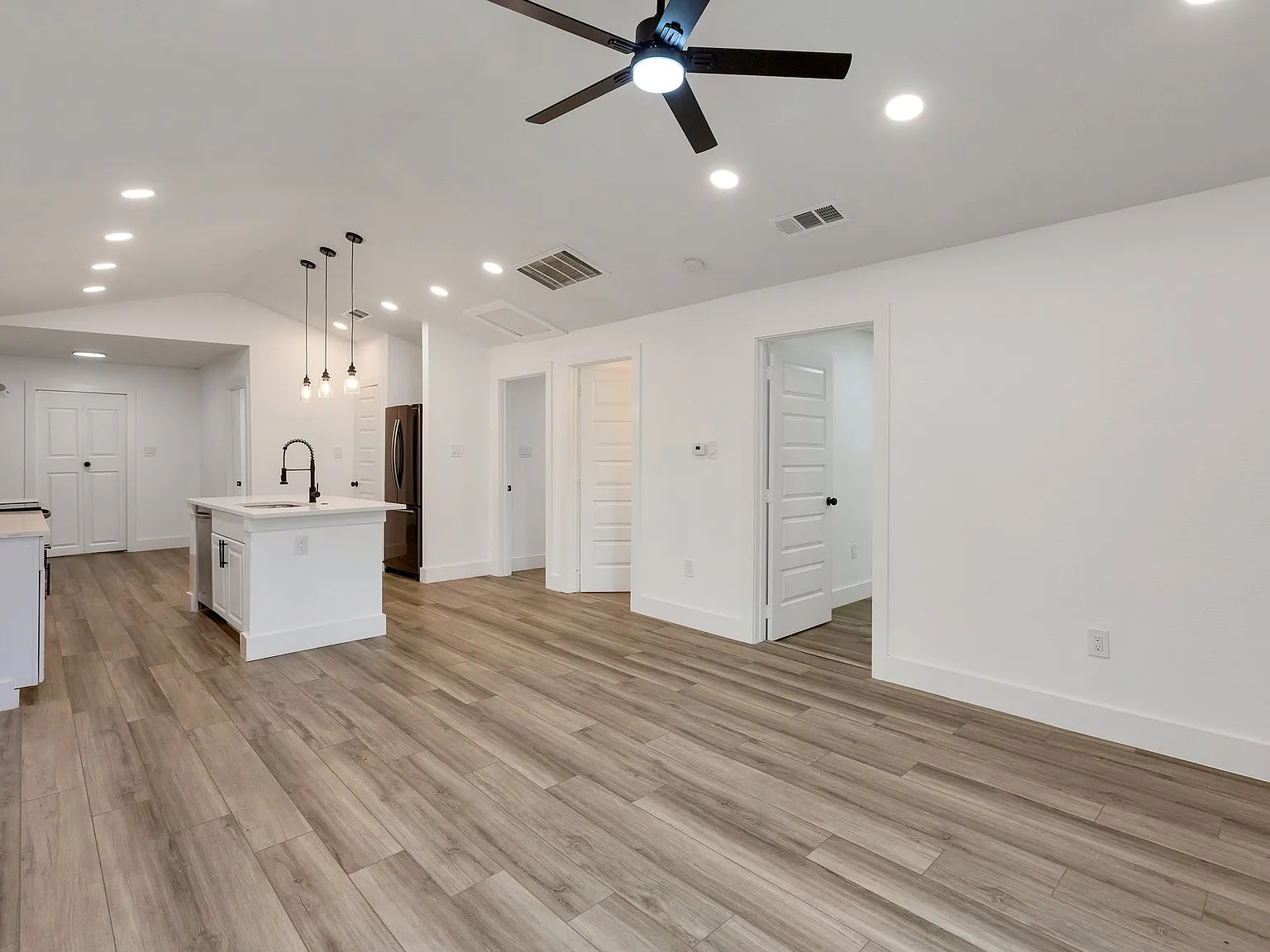 3 bed, 1300 sqft, $1,925 — Photo 3