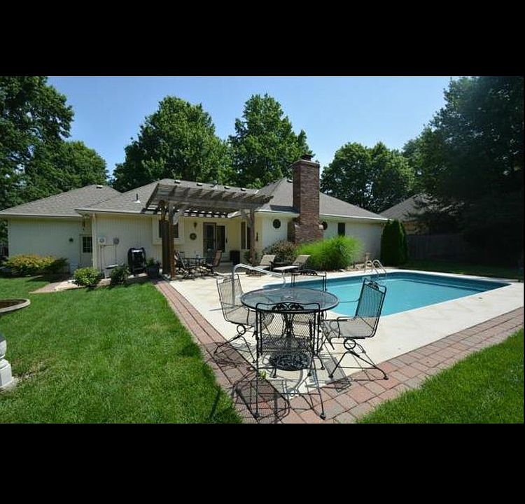 1st image of 412 NW Manor Dr