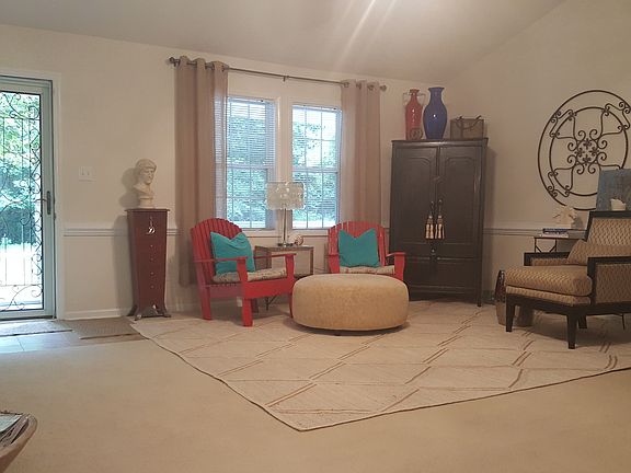 Lg. LR with vaulted ceiling