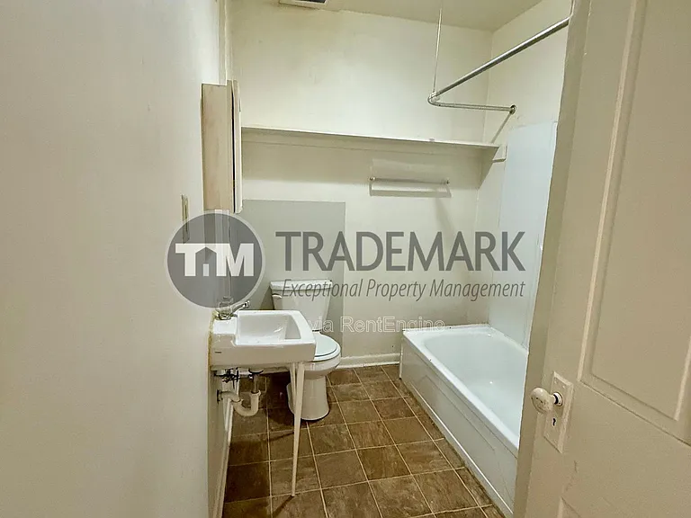 154 E Walnut St #6 — Photo 9