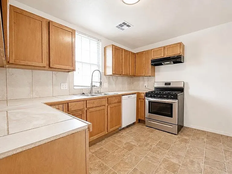 2433 SE 15th St — Photo 9